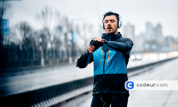 Coureur vérifiant son moniteur d'activité